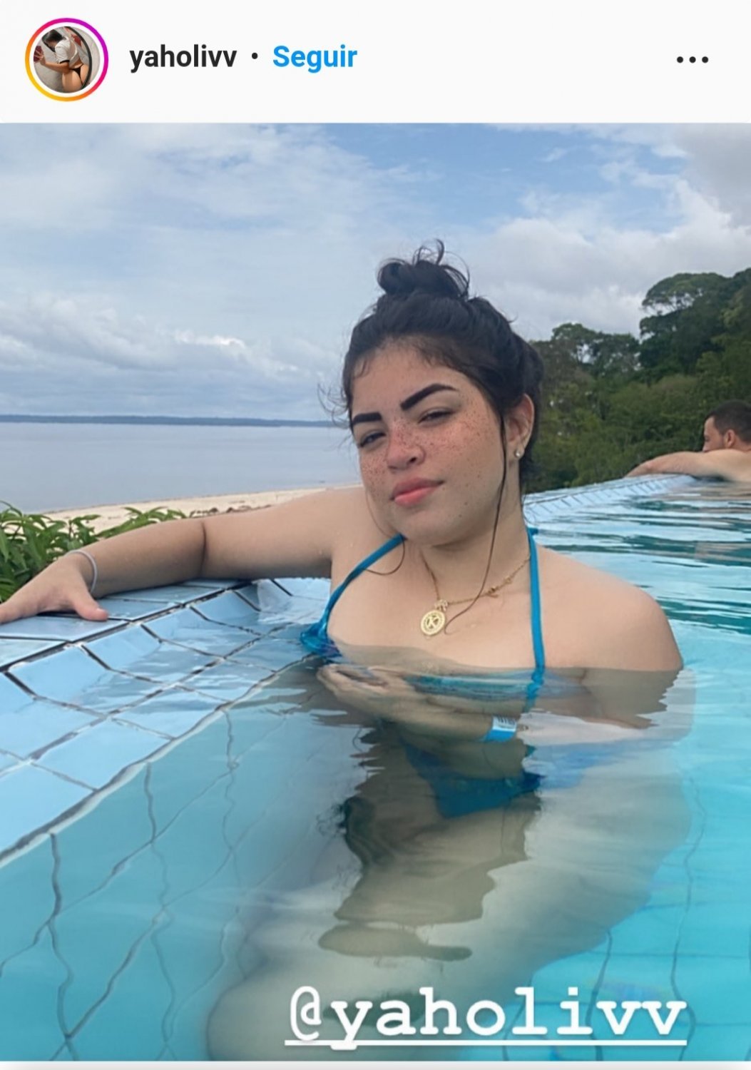 Kar Ramos2 na banheira cheia de espuma