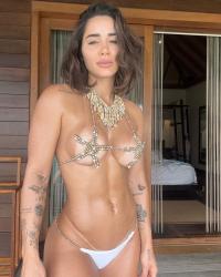 Sedutora Bruna Luccas de calcinha fio na cozinha
