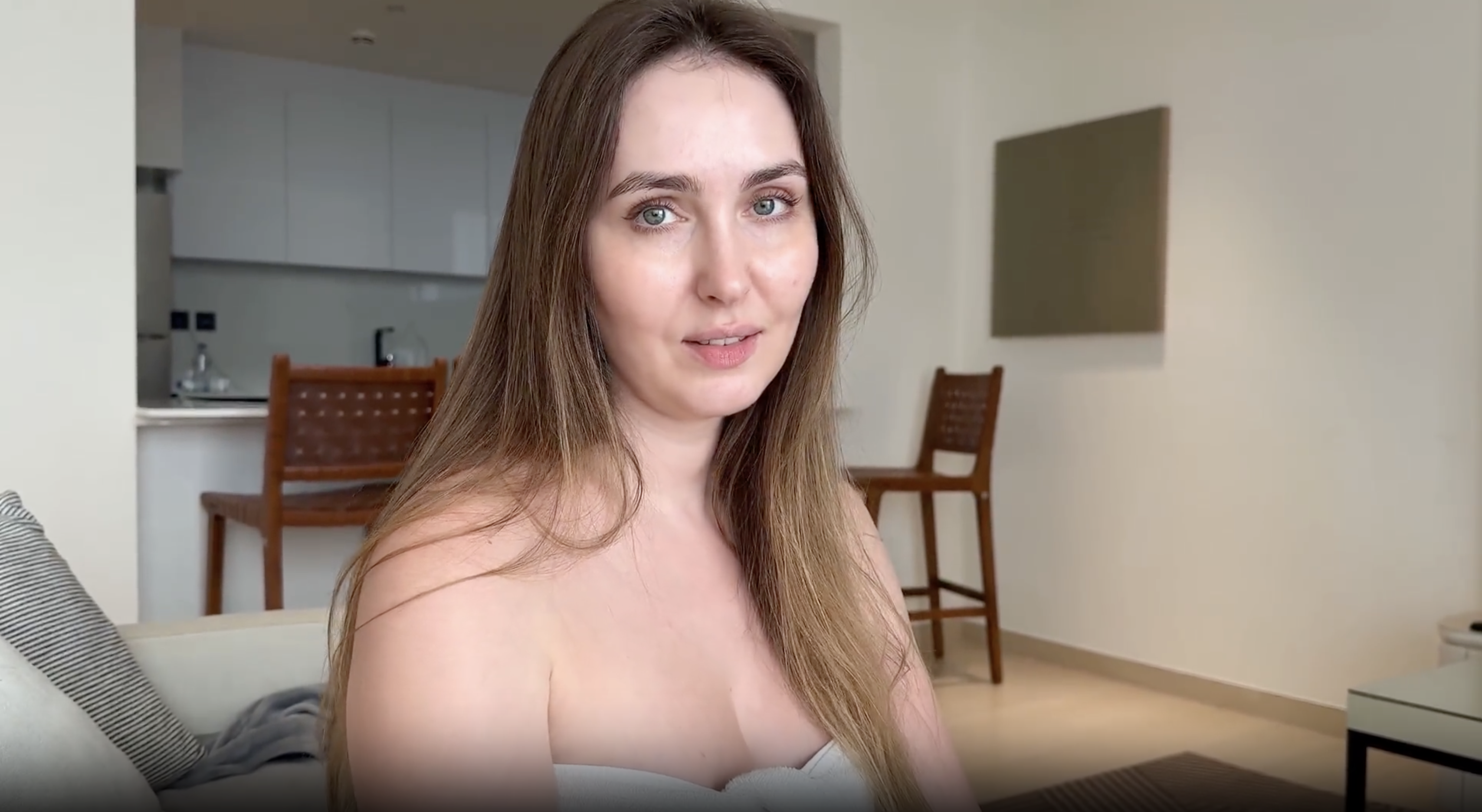 Alina Rai se despindo devagar, com a bunda pra cima na cama