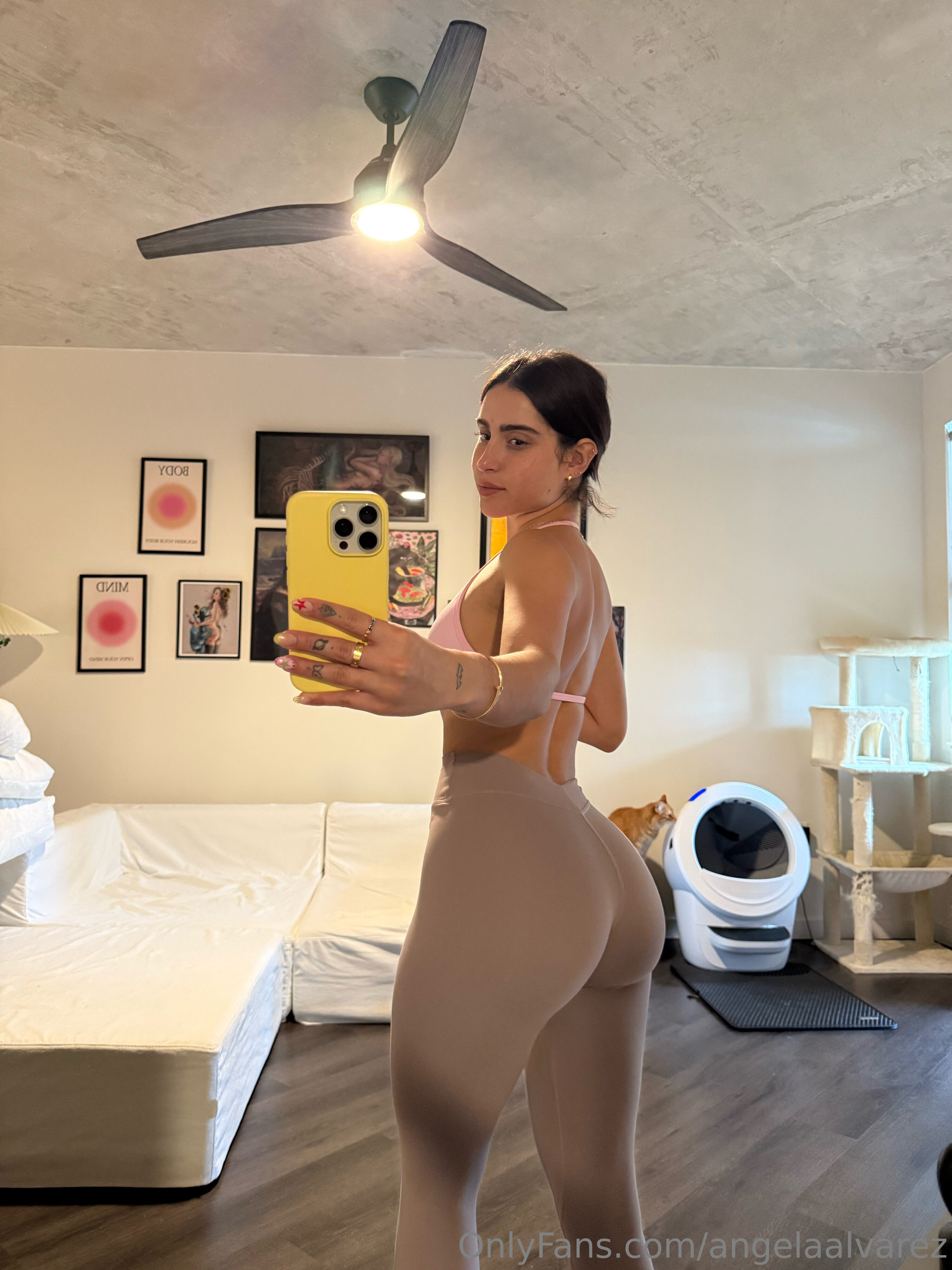 Empinando a bunda pra câmera — pack de fotos de Angelaalvarez vazado