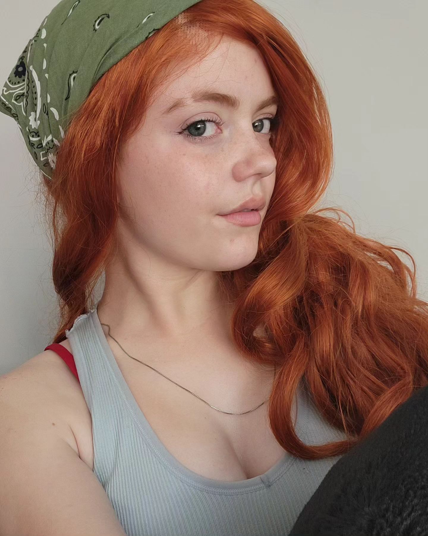 Deliciosa Willow.trie sem calcinha na varanda