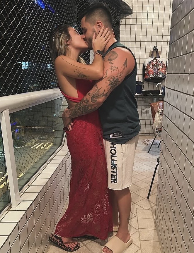 CASAIS VAZADOS escandalosa, deitada abrindo o roupão