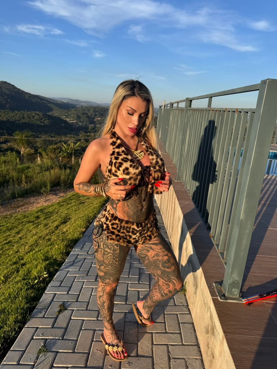 Andressa Urach sapeca, sem calcinha na varanda