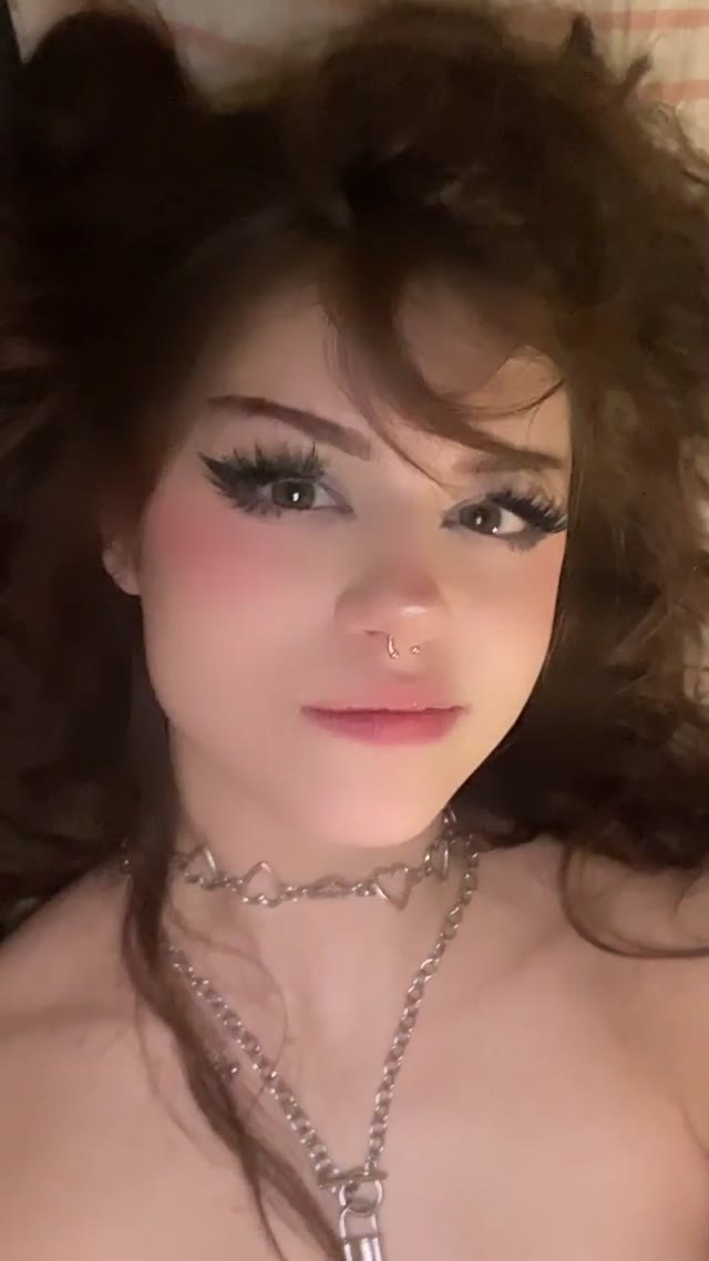 Hannah OwO tesuda com a bunda pra cima na cama