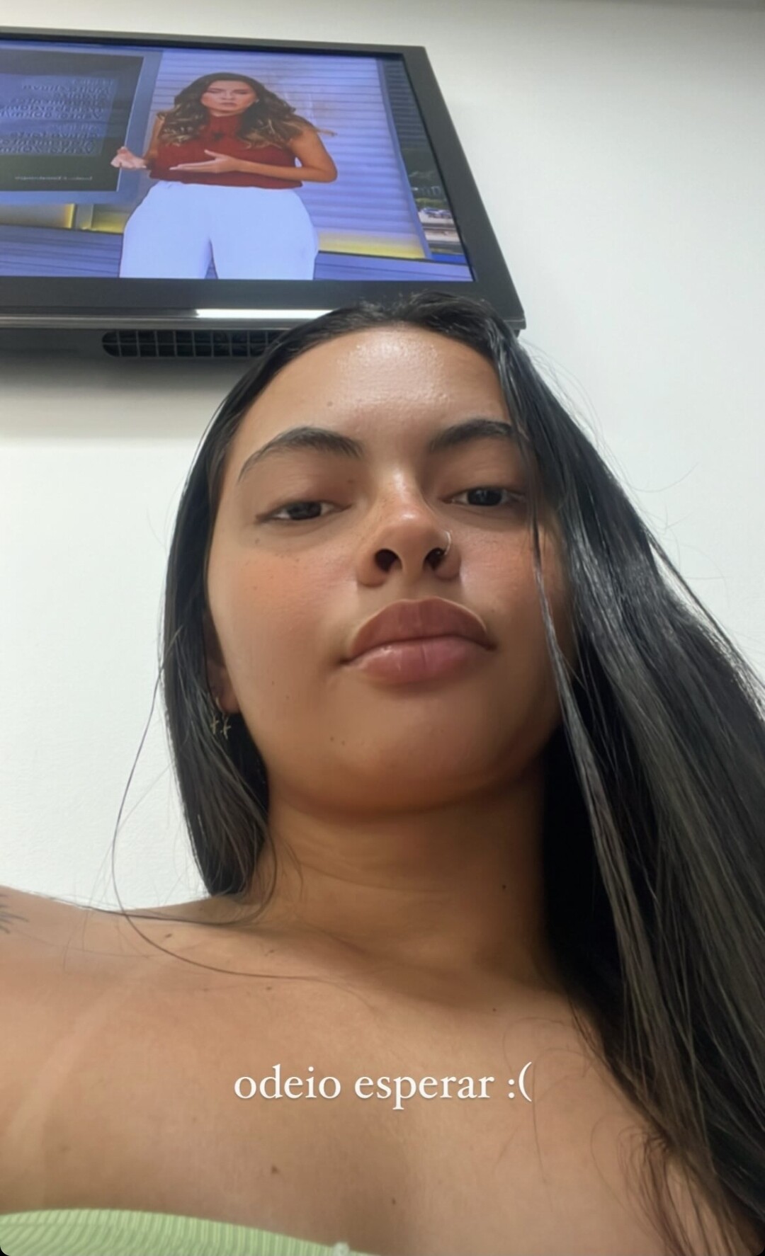 Thamyres Campos sedutora deitada abrindo o roupão