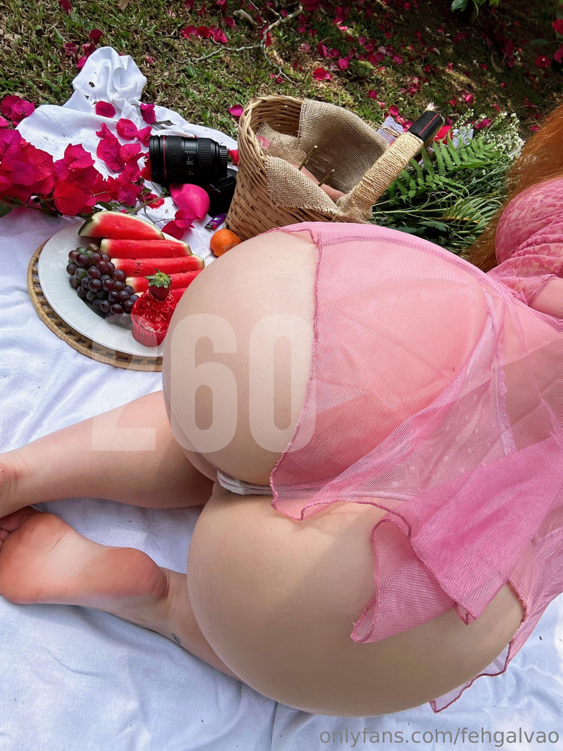 Deliciosa Fe Galvão sentando gostoso no travesseiro