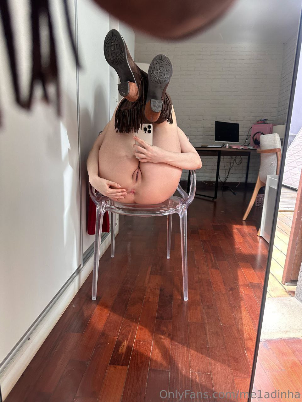 Me1adinha — sentando gostoso no travesseiro