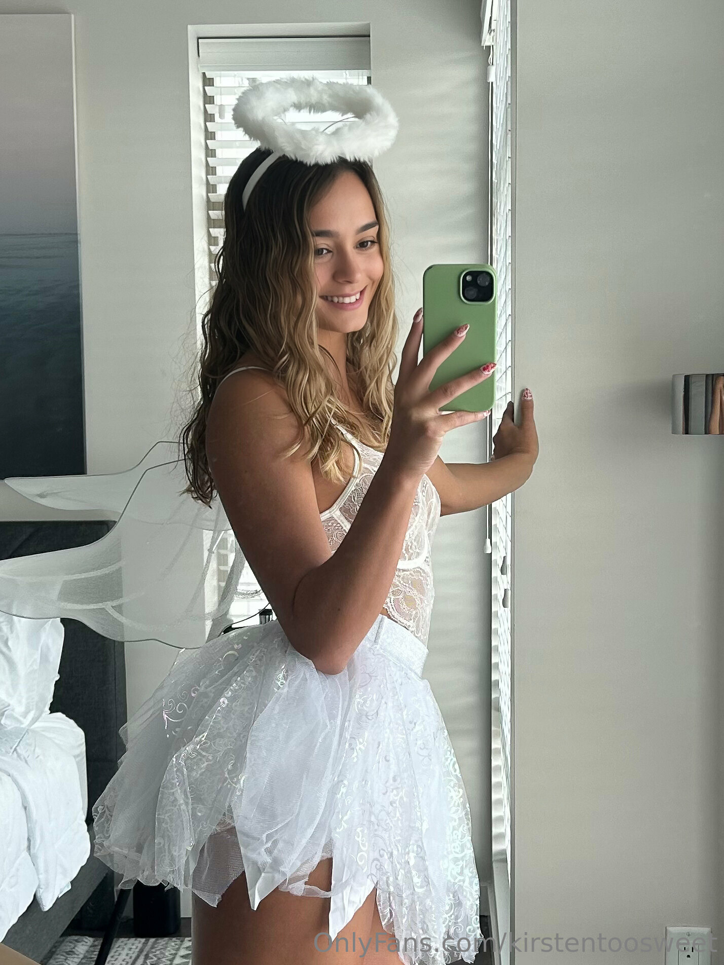 De quatro no sofá 💦 — pack de fotos de Kirsten vazado