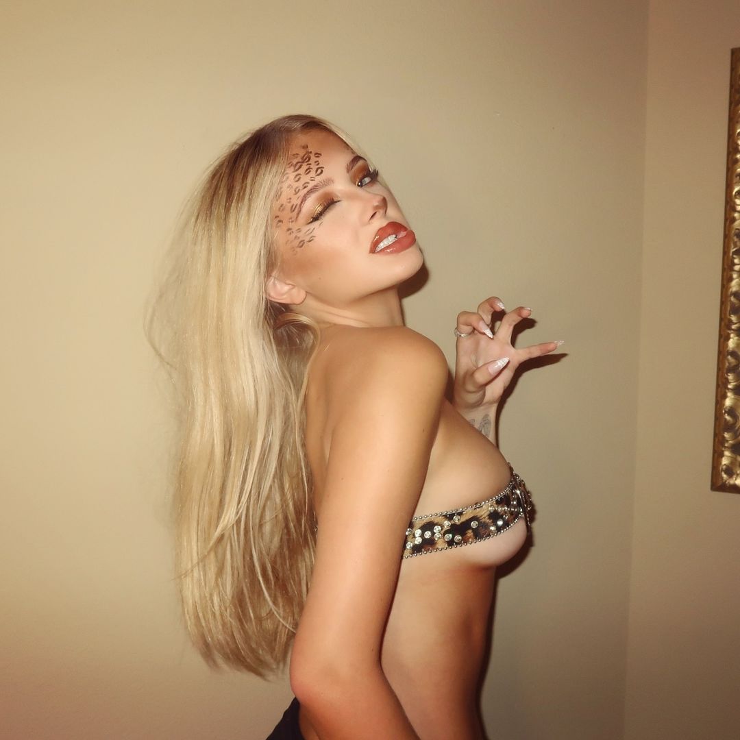 Lexi Drew gostosa, de quatro no sofá