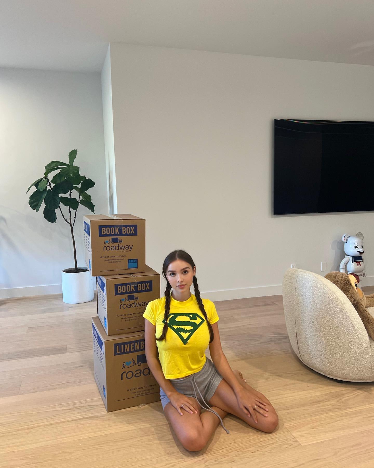 Deitada abrindo o roupão — pack de fotos de Sophie Mudd vazado