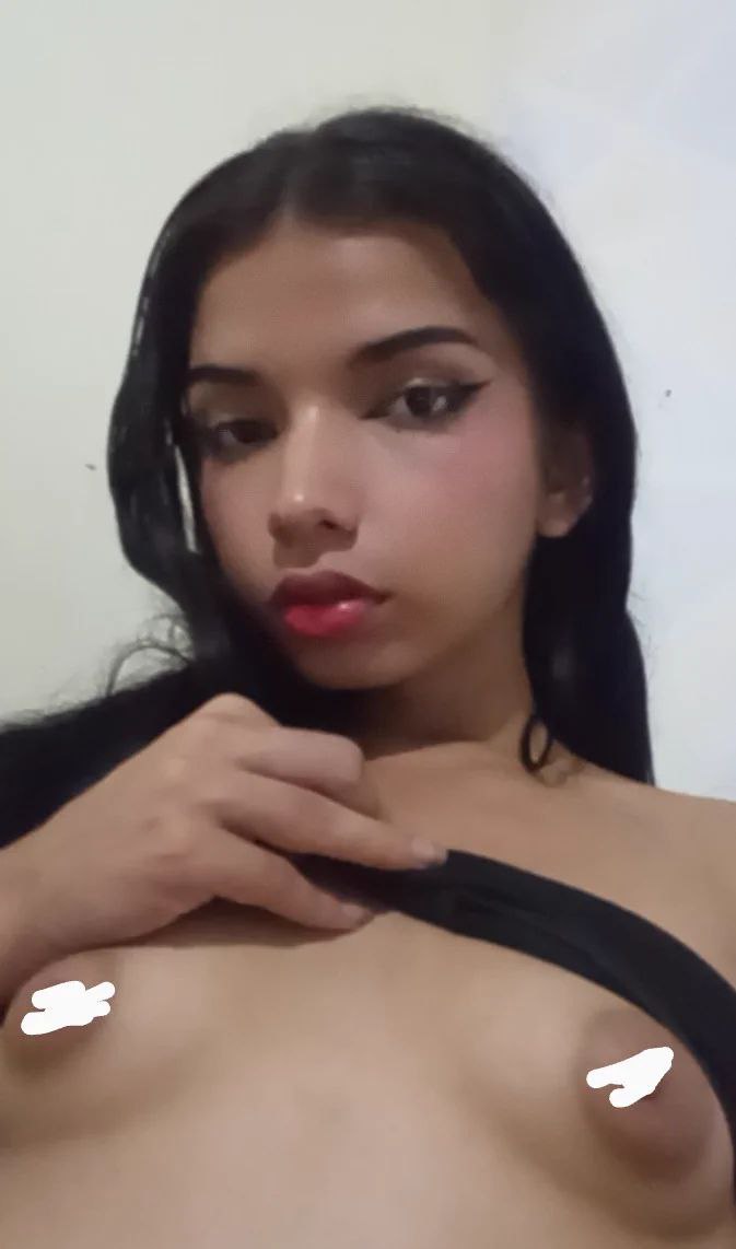 Mikaelly amber se despindo devagar, de salto alto e mais nada