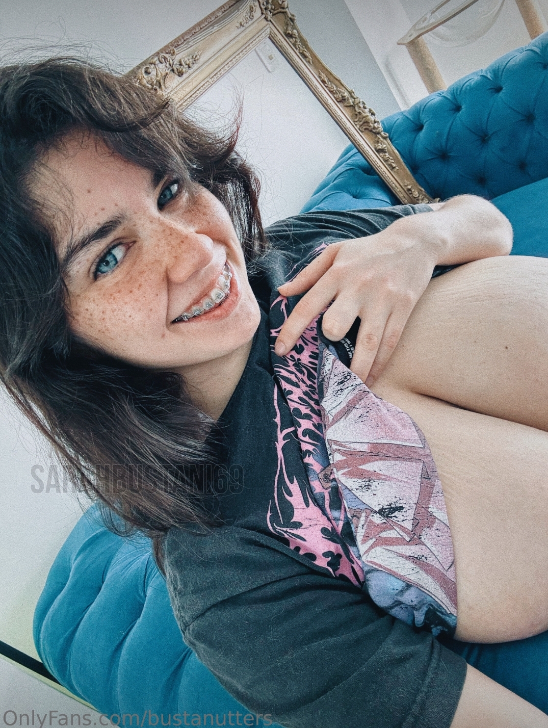 Deitada abrindo o roupão — pack de fotos de Sarah Bustani vazado