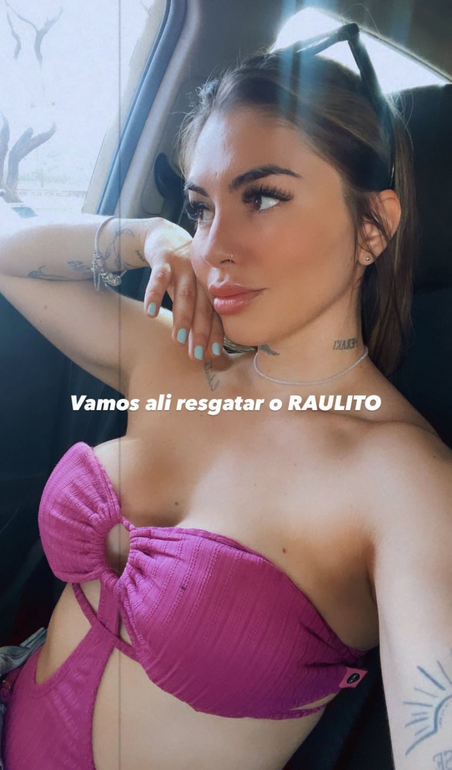 Irresistível Dj Jade de quatro no sofá