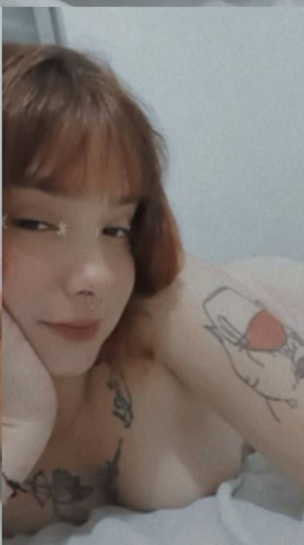 Aquariana ou Ruiva se despindo devagar, no chuveiro se ensaboando