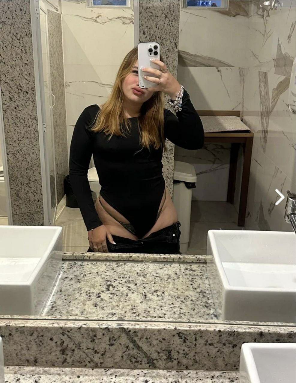 Perfeita, mostrando os peitos na chamada — pack de fotos de Antonia Valadão