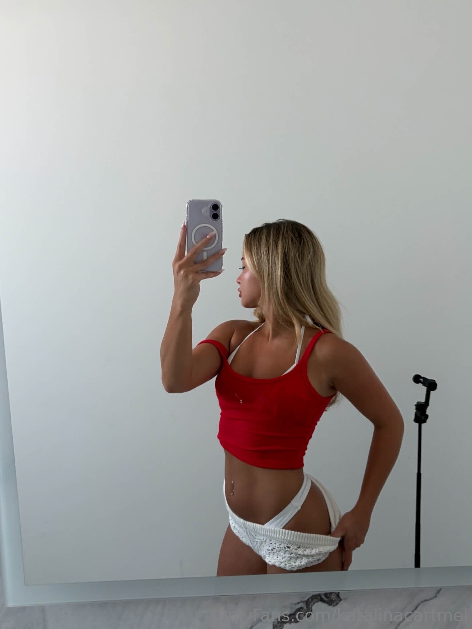 Katalina Cartmel deliciosa, provocando de quatro no chão