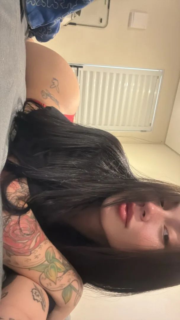 Bruna Santini exibindo o corpão, de frente pro espelho sem roupa