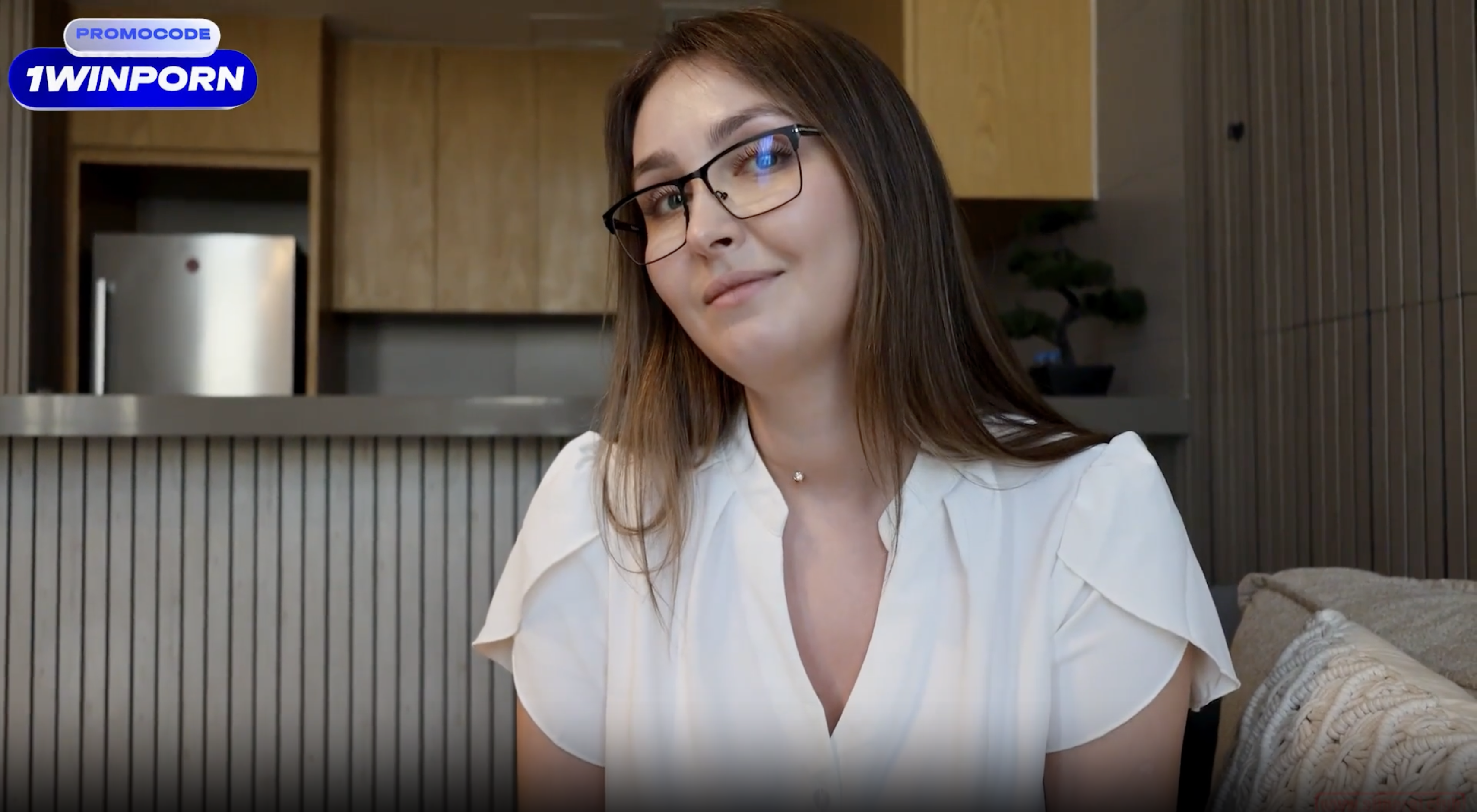 Alina Rai maravilhosa sem calcinha na varanda