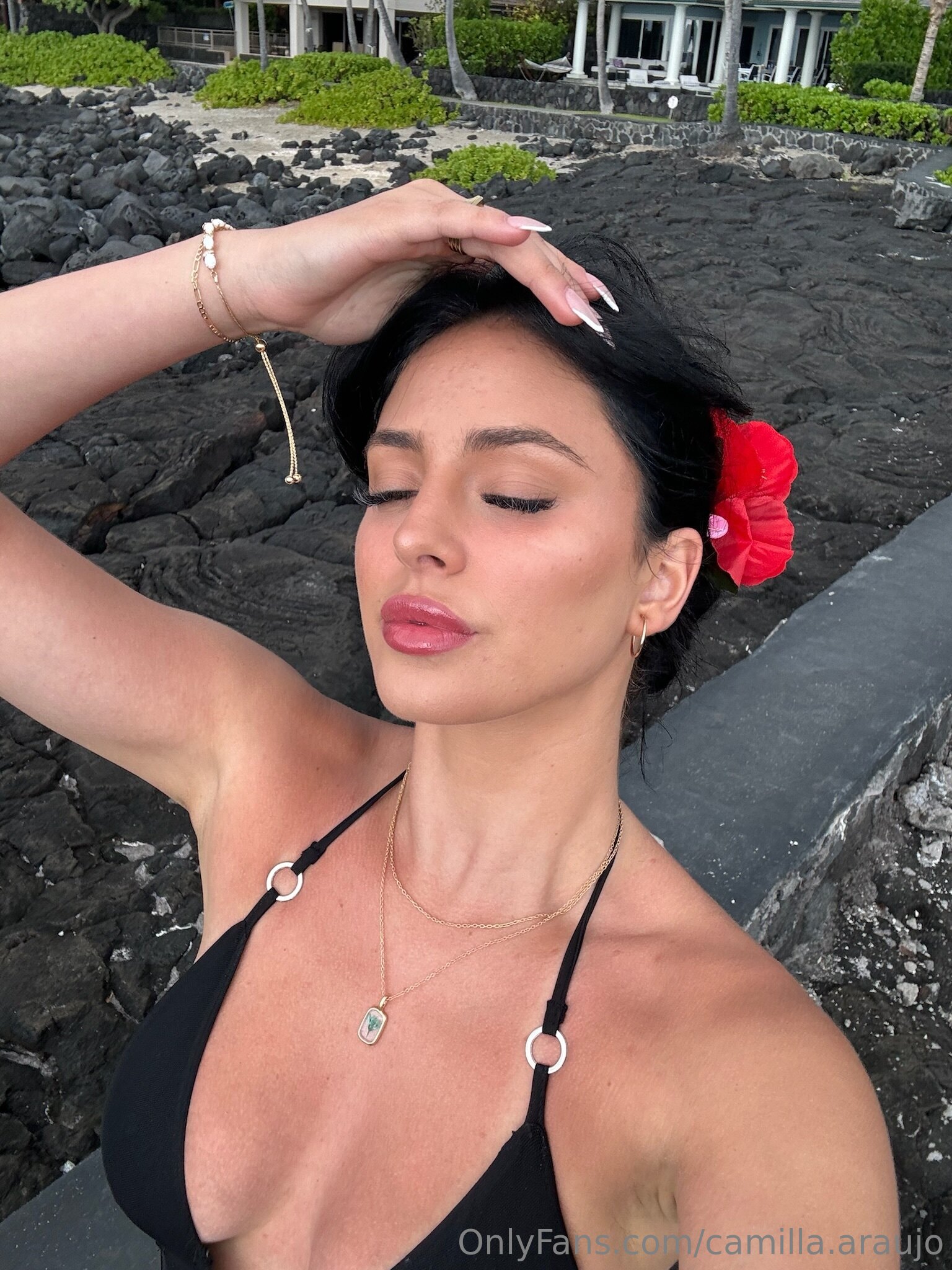 Camilla deitada abrindo o roupão