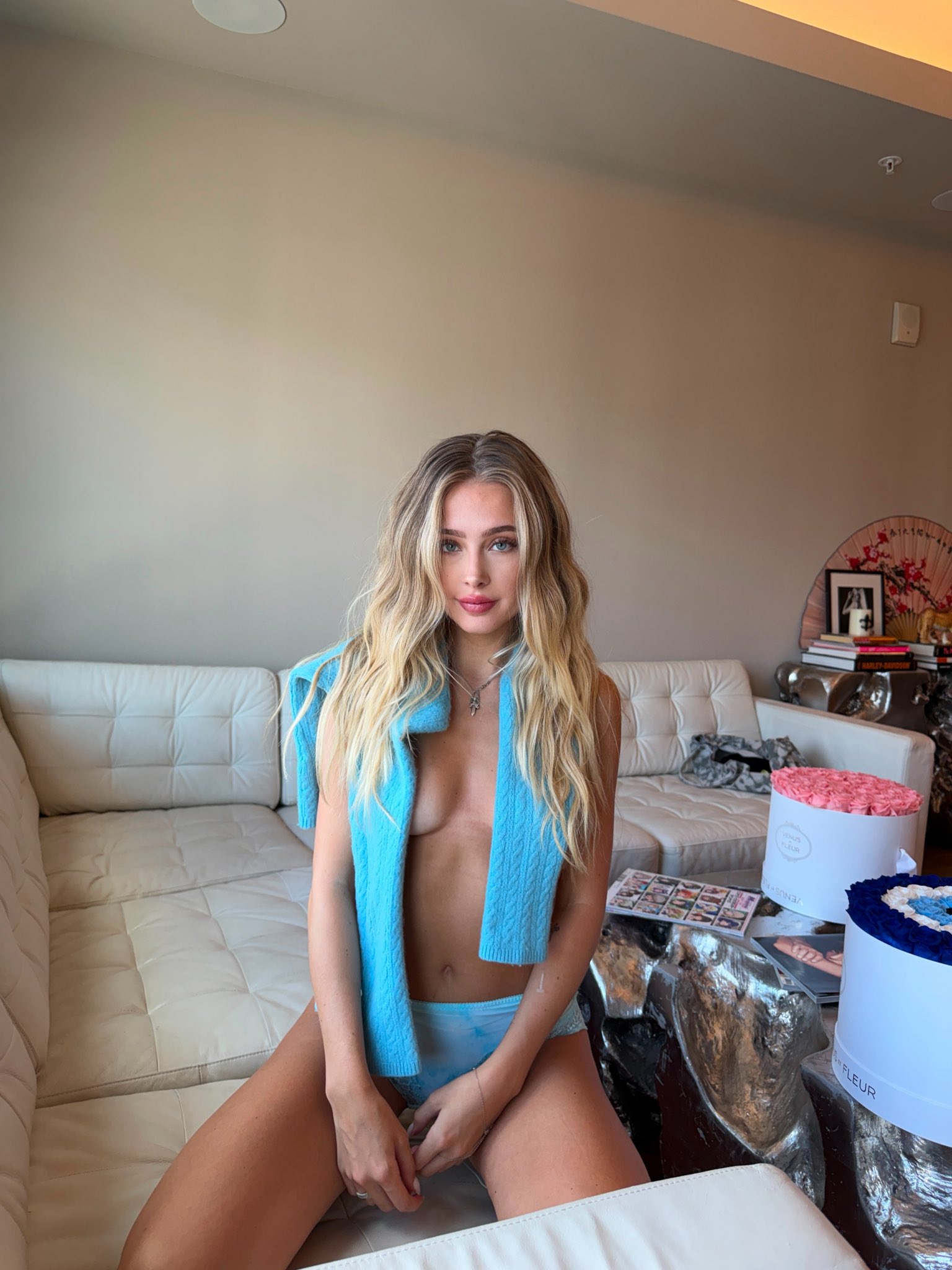 Lexi Drew maravilhosa brincando sozinha na cama