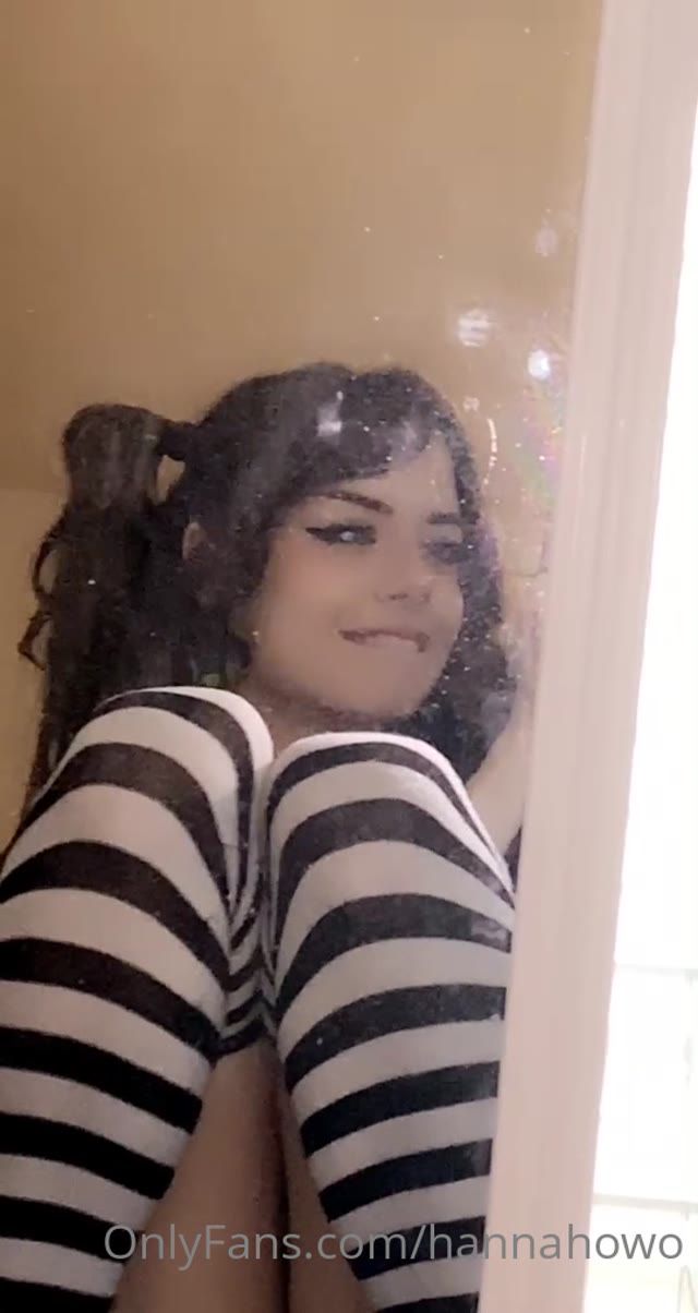 Hannah OwO — de quatro na cama
