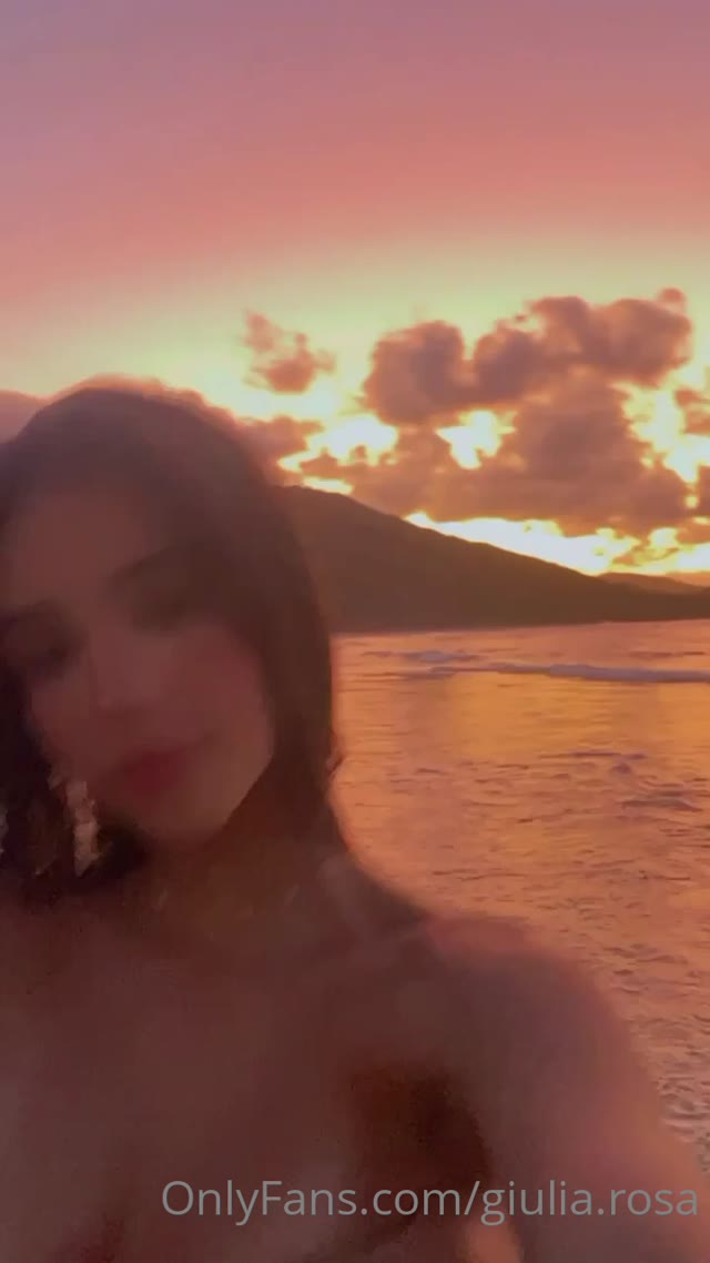 Amanda Alcunha safada, de salto alto e mais nada