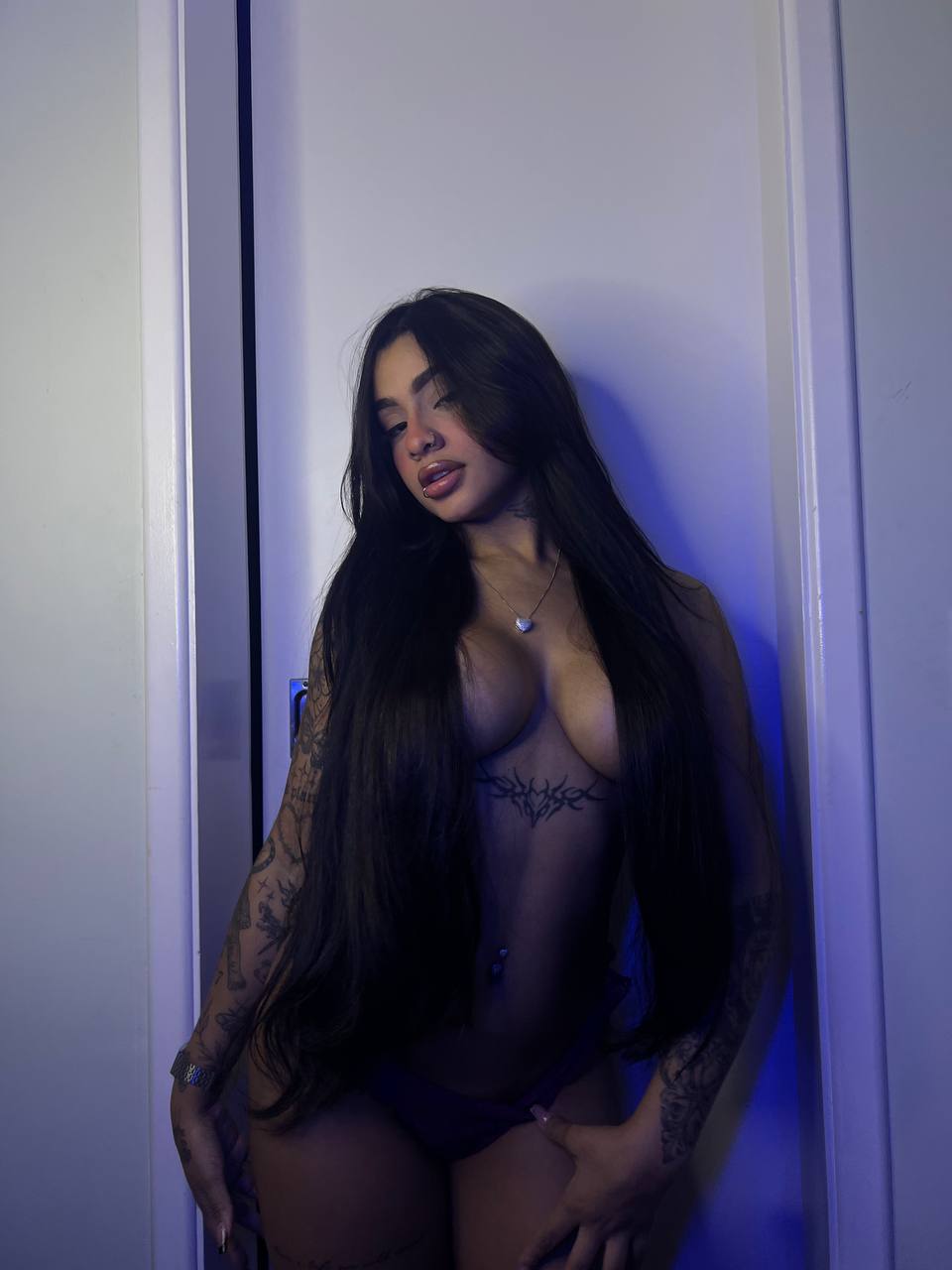 Thaina Rocha tesuda provocando de quatro no chão