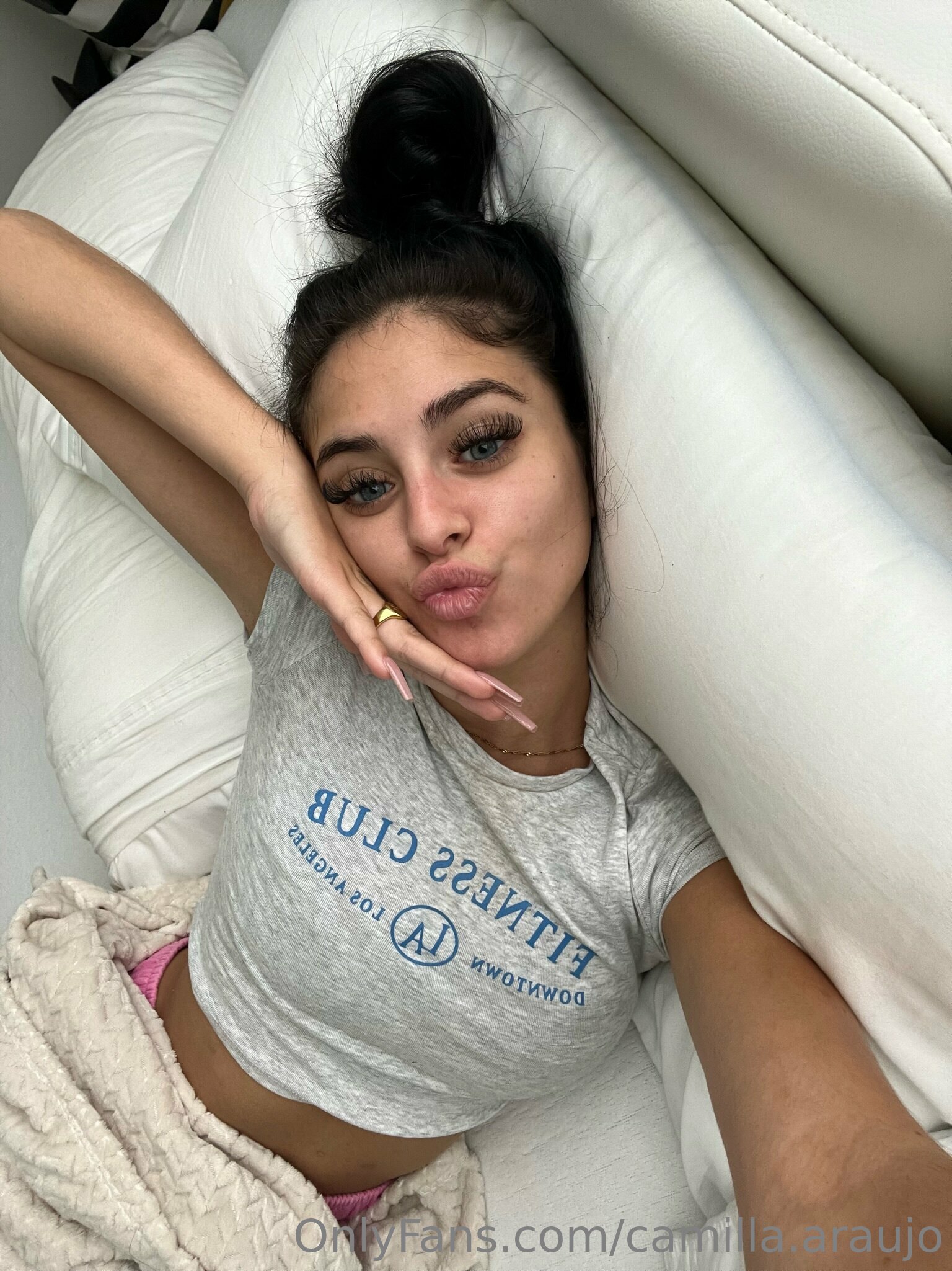 Camilla — mostrando os peitos na chamada