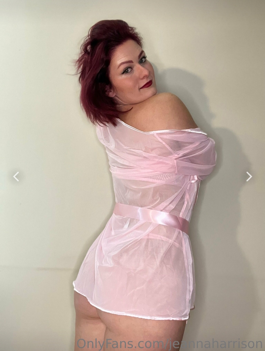 Jeanna Harrison Aka Trinity From Tpb seduzindo a câmera, de meia-calça rasgada