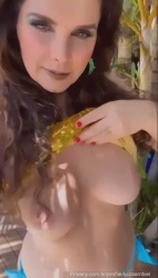 Luiza Ambiel fogosa, toda molhada no banho