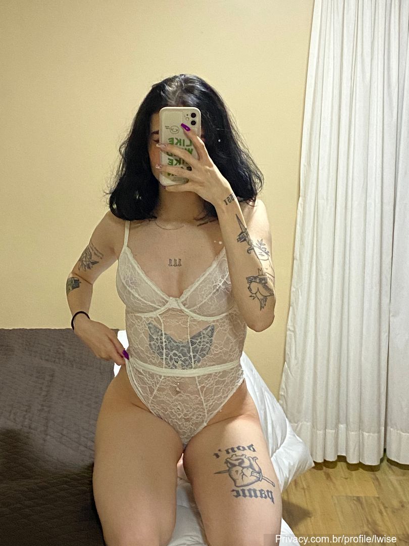 Lwise Luisa em vídeo caseiro, irresistível, provocando dentro do closet