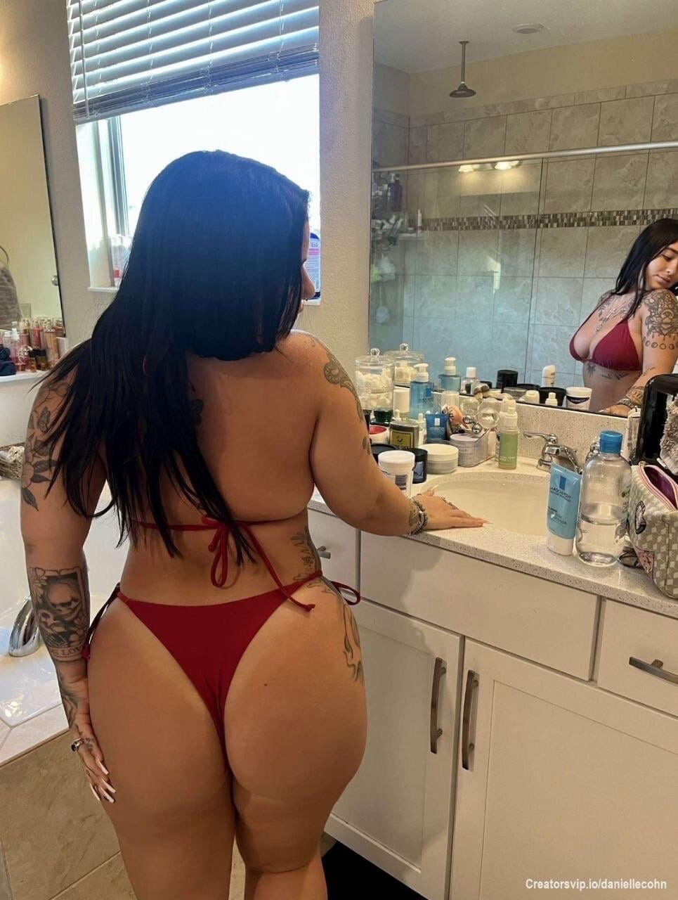 Danielle Cohn se despindo devagar, de calcinha fio na cozinha