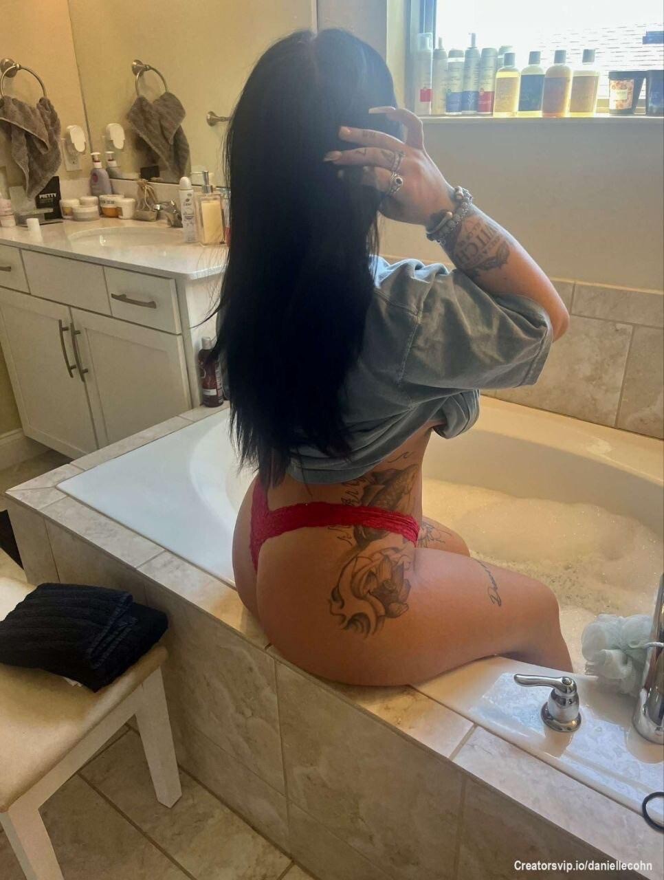 Danielle Cohn — no chuveiro se ensaboando