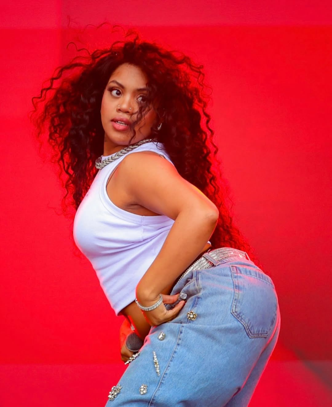 Rapper Duquesa: de calcinha molhada no chuveiro
