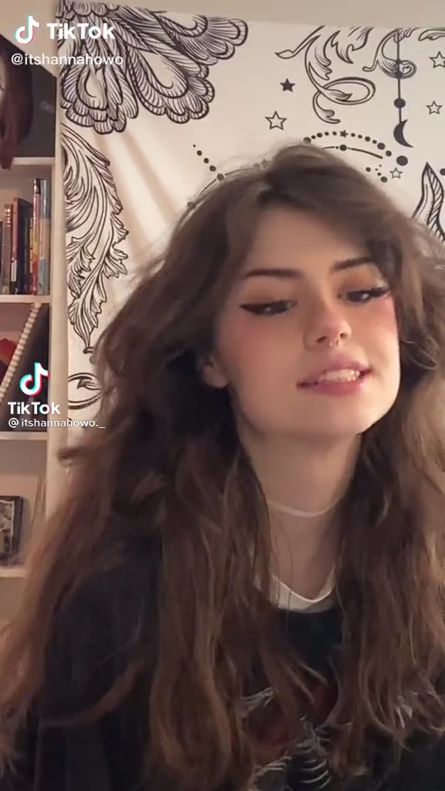 Hannah OwO de salto alto e mais nada