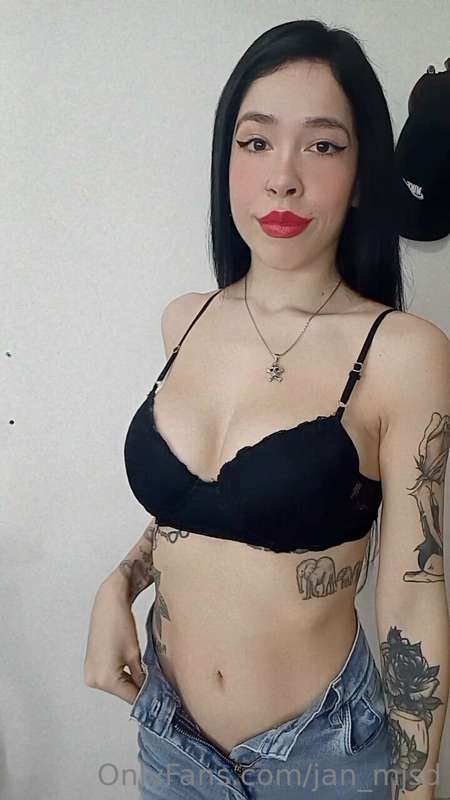 Argentinas tesuda provocando dentro do closet