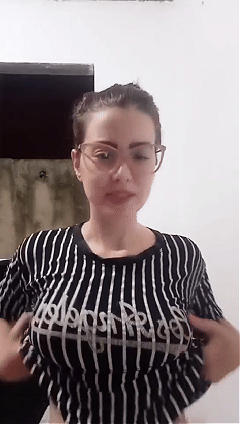 Lives com meninas inocentes — provocando de quatro no chão