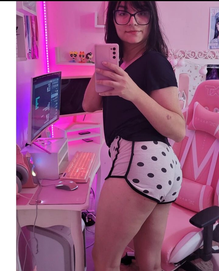 Com o bumbum empinado na cama — Niellefer