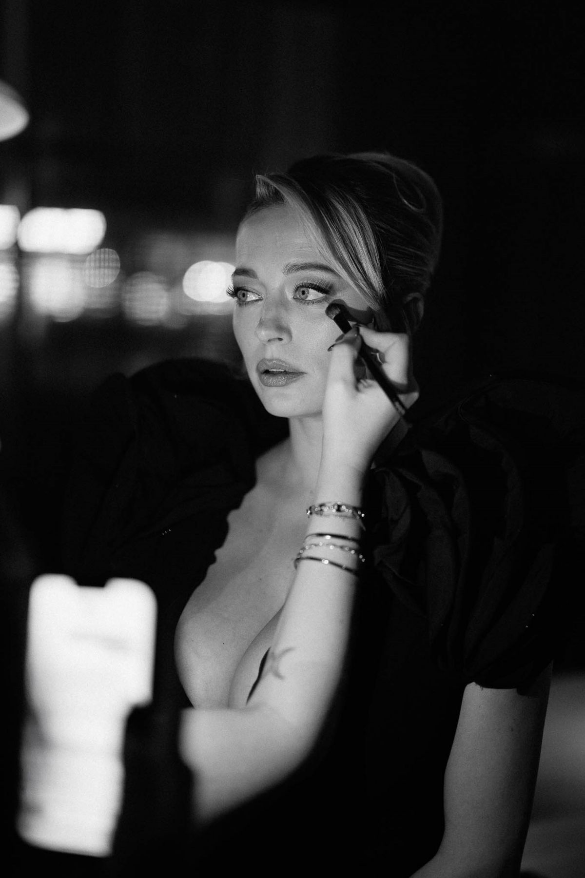 Caroline Vreeland: de lingerie preta na cama