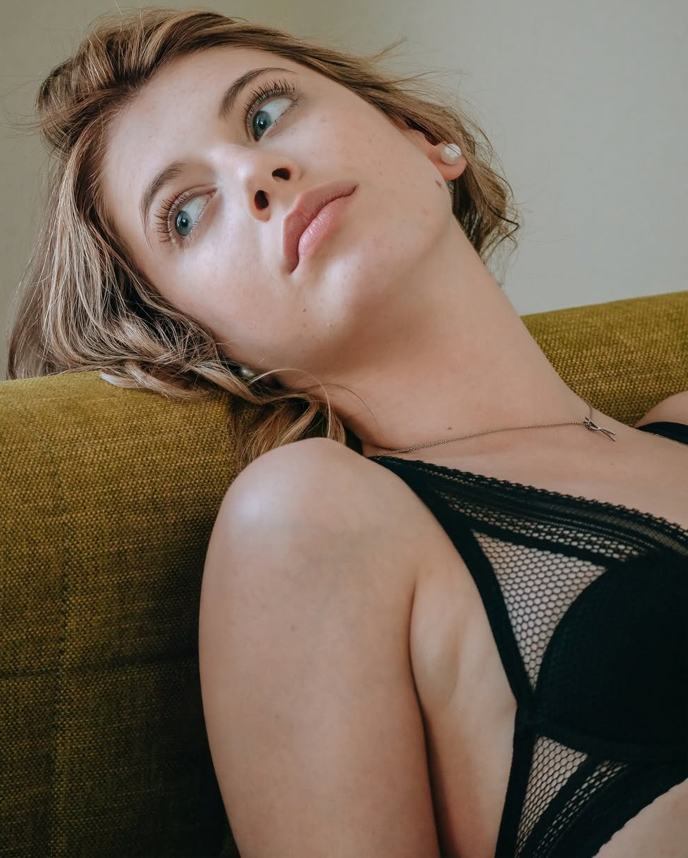 Erica Moules sem calcinha na varanda 😏