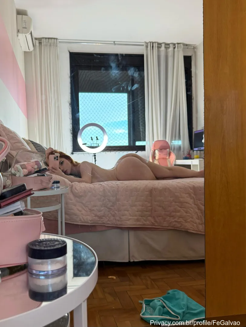 Flagra de Fe Galvão de quatro na cama