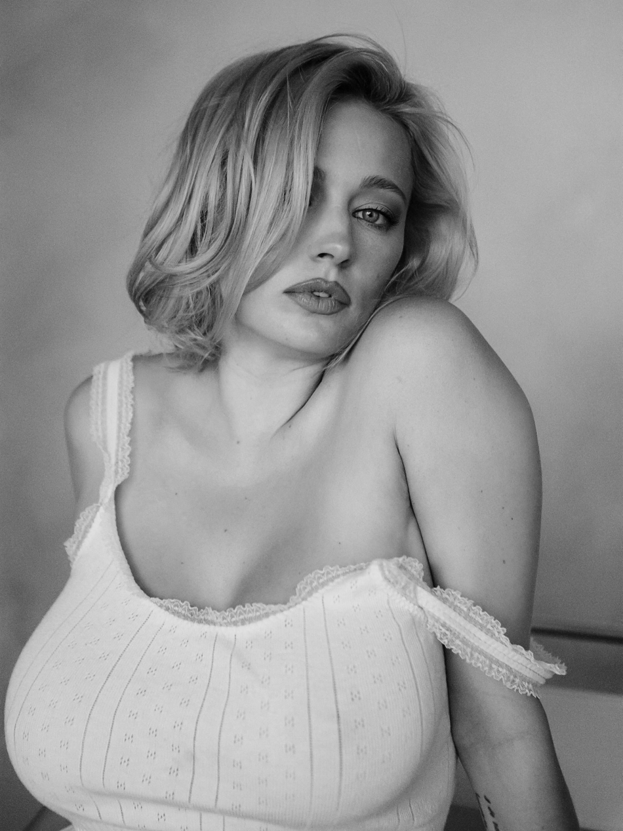 Caroline Vreeland: de calcinha molhada no chuveiro