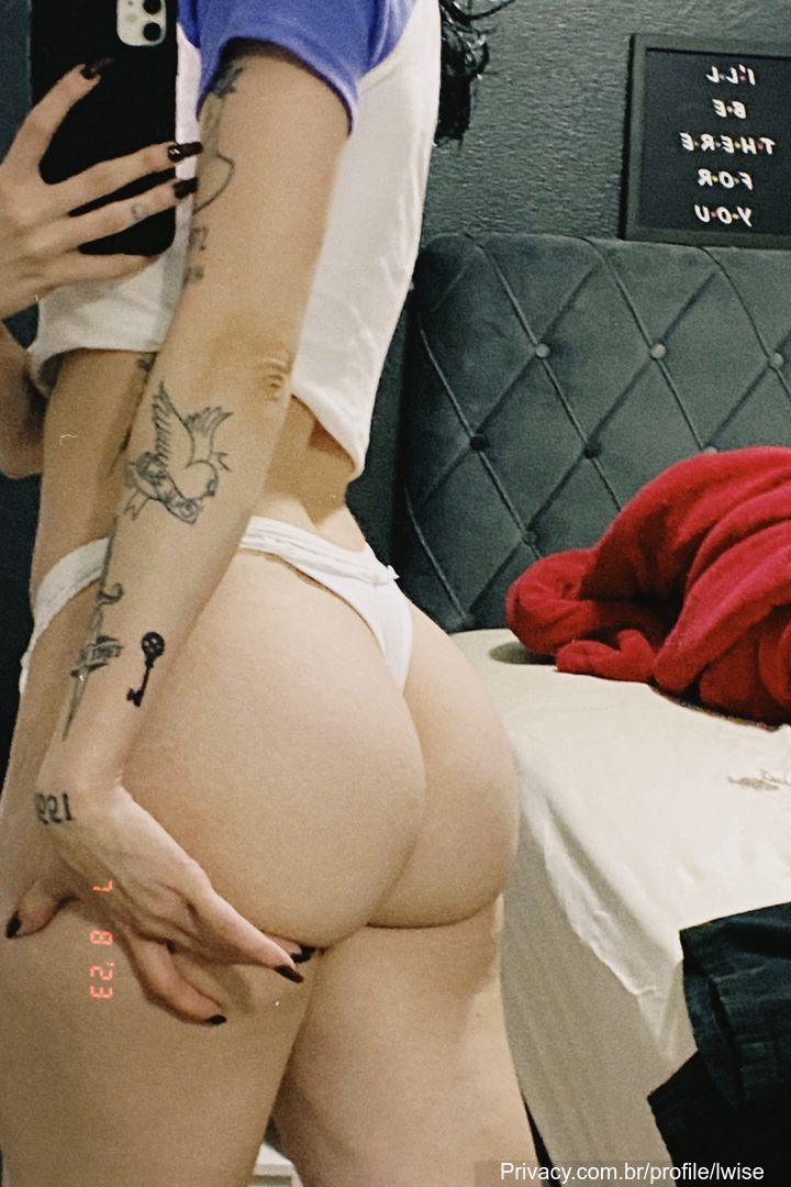 Deliciosa Lwise Luisa toda molhada no banho
