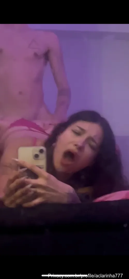 Clara Arcari dançando de fio dental