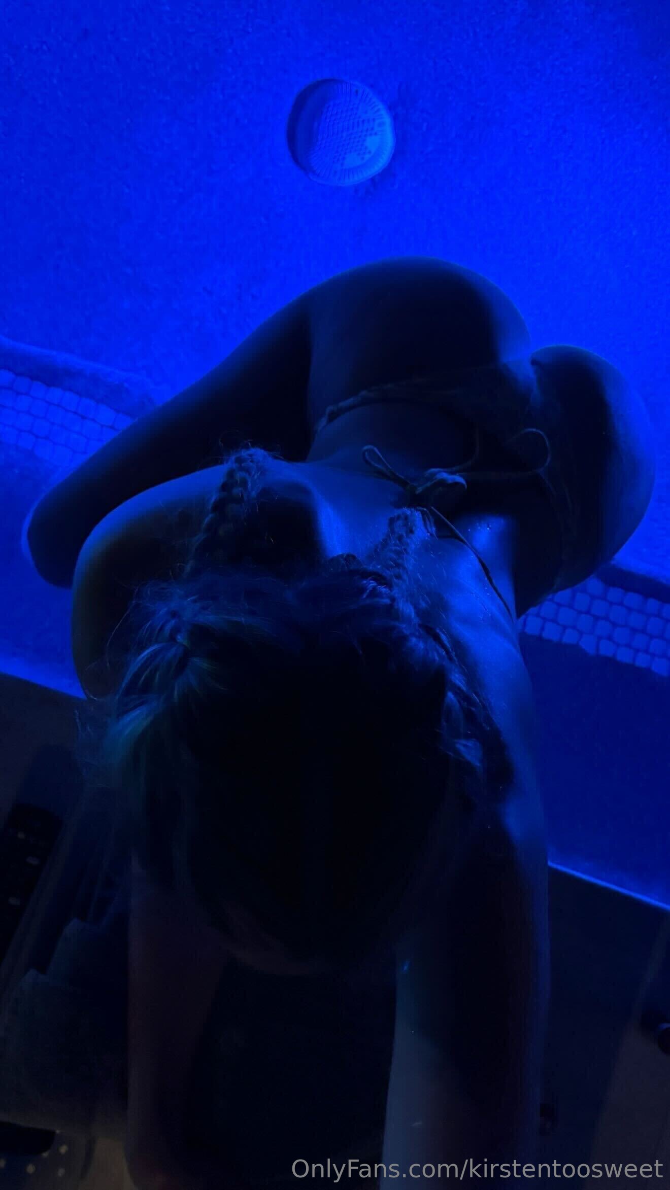 OnlyFans vazado: Kirsten mostrando os peitos na chamada