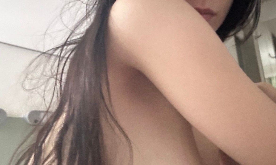 Vazou o privacy de Jullia Bates, sapeca, sem calcinha na varanda
