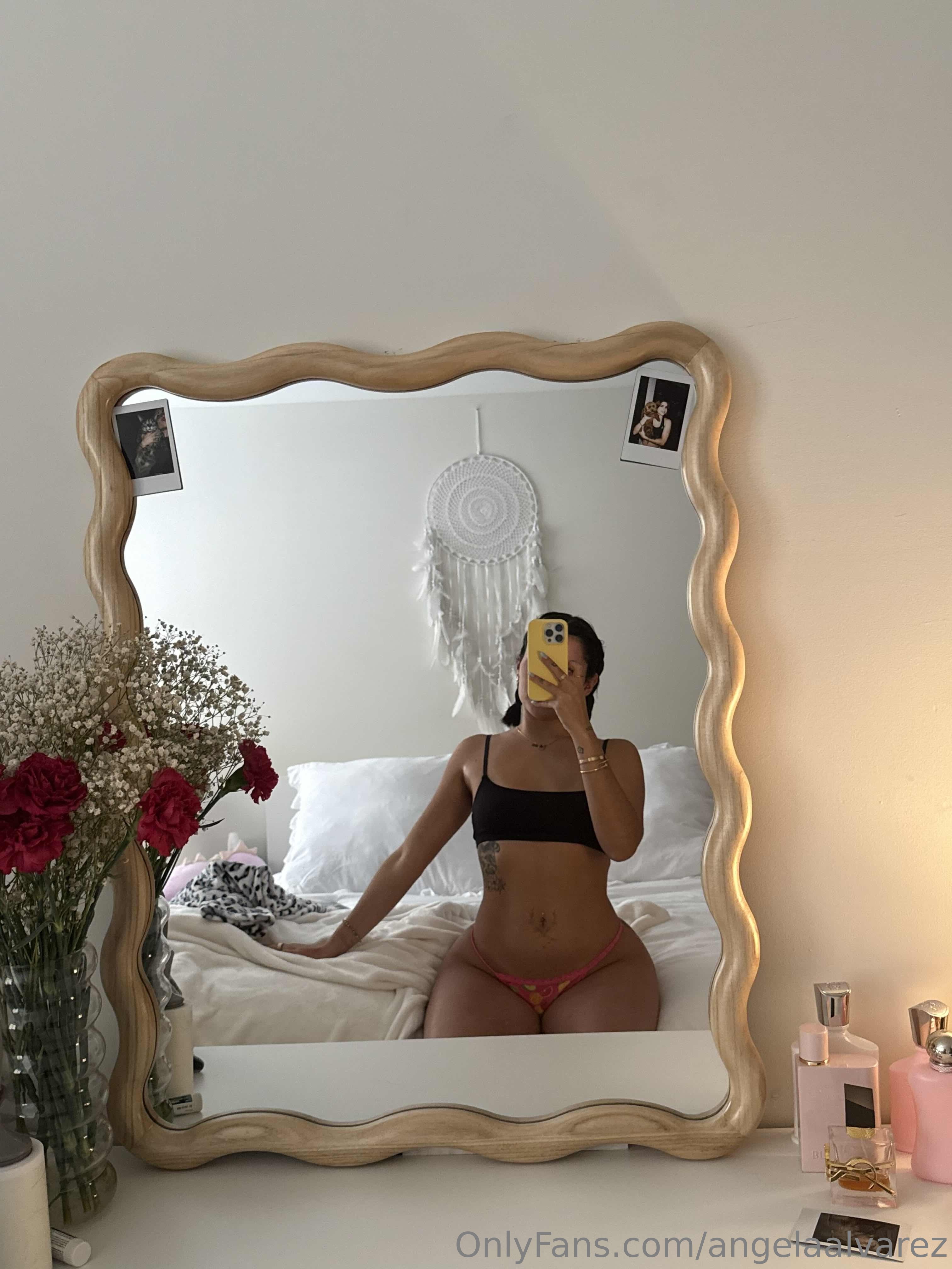 Vazou o privacy de Angelaalvarez, se despindo devagar, sentando gostoso
