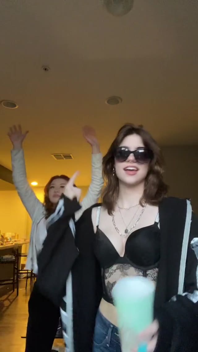 Provocante Hannah OwO num striptease completo