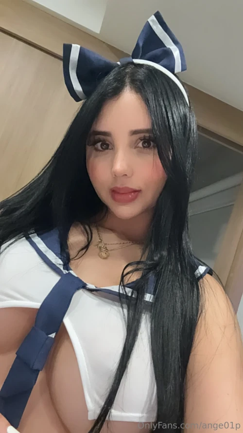 Angela Rodriguez — peladinha no quarto