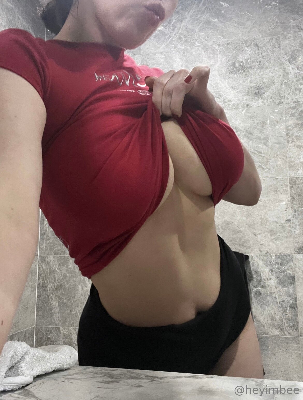 Heyimbee — de frente pro espelho sem roupa